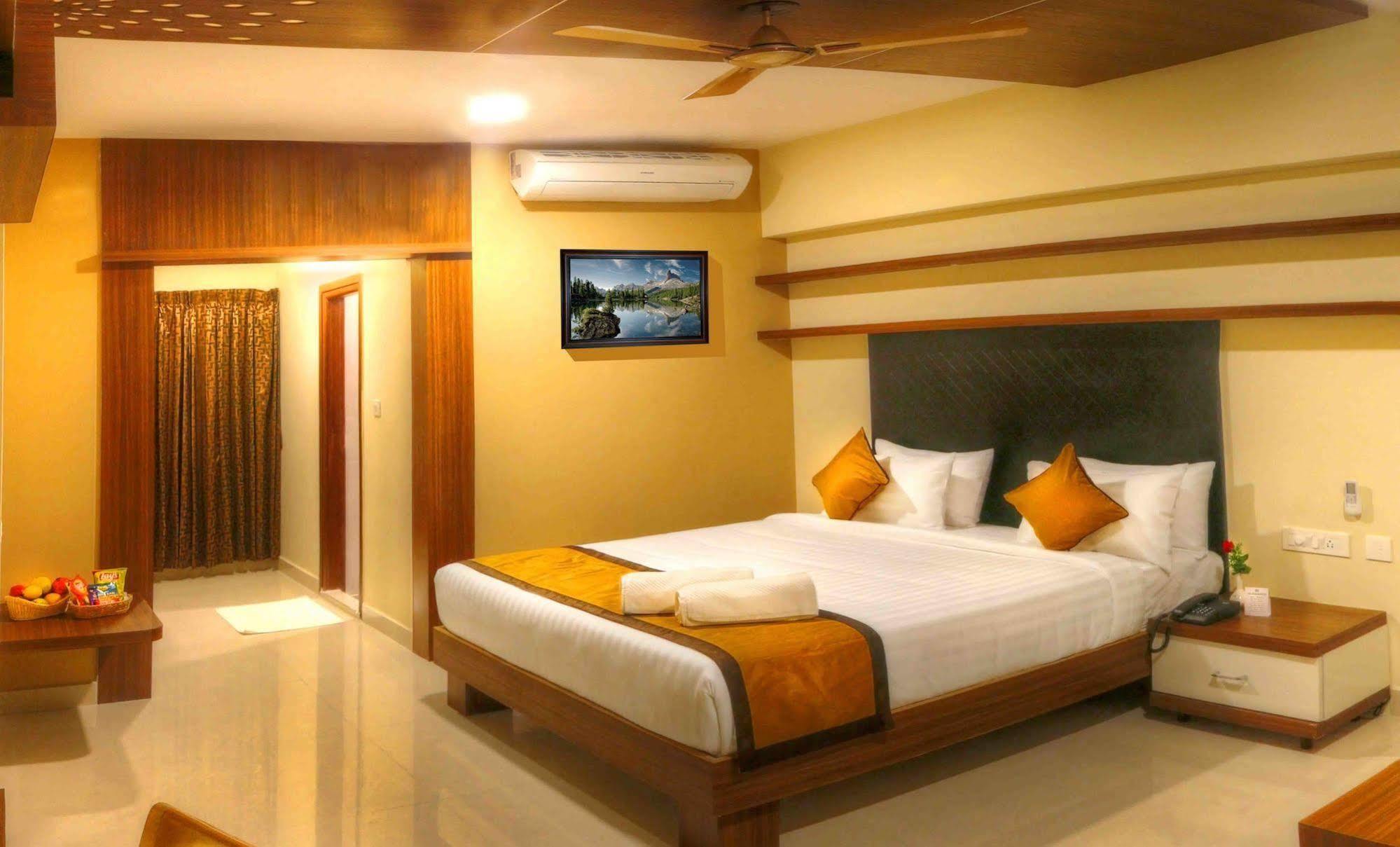 Rio Meridian Hotel Mysore Exterior foto