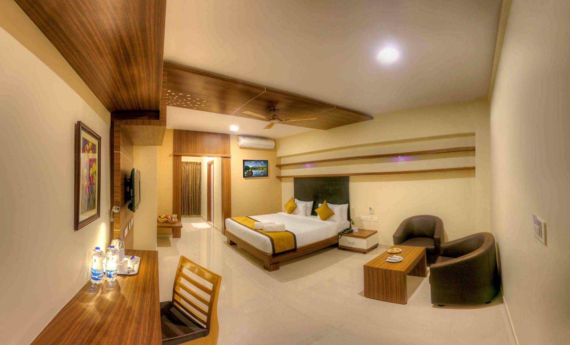 Rio Meridian Hotel Mysore Exterior foto